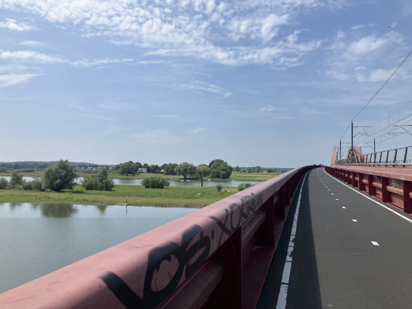 Spoor- en fietsbrug 'De Hanzeboog'
